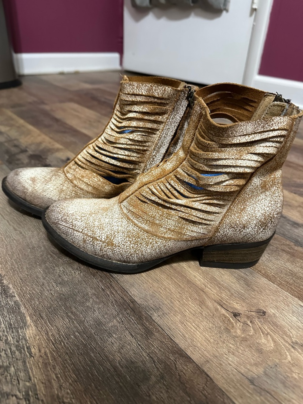 Sbicca white Textured Cutout Ankle Boots - Picture 4 of 8